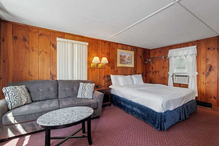 Bedroom 3, Littleton Motel, Grafton