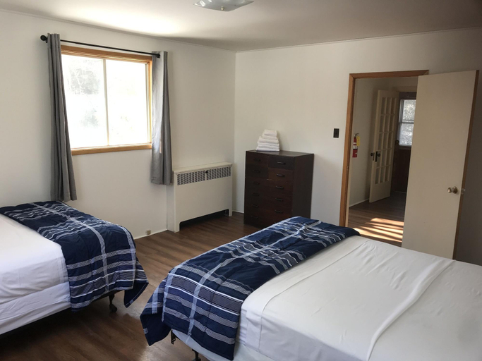 Bedroom 3, Tally Ho Inn, Muskoka