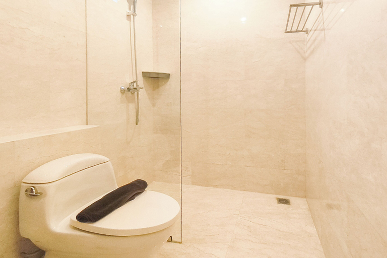 Bathroom 4, Spacious 2Br Apartment At Condomonium Podomoro City Deli Medan, Medan