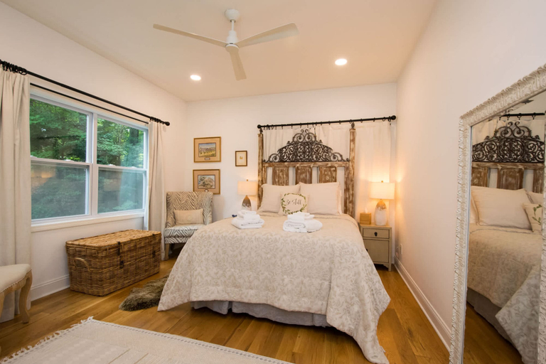 Room 3, Tranquil 2BR Escape w Zen Garden Waterfall View, Henderson