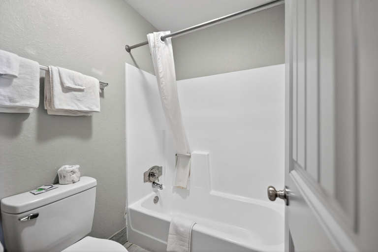 Bathroom 3, Budget Inn Muskogee, Muskogee