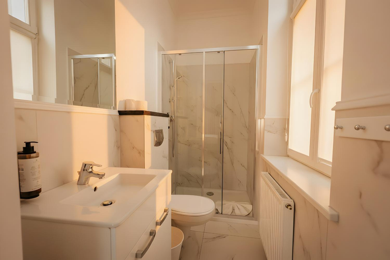 Bathroom 2, Dwie Wieze, Kamień