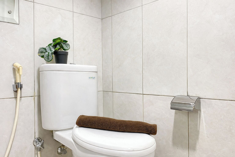 Bathroom 3, Compact And Strategic Location Studio At Nifarro Park Apartment, Jakarta Selatan