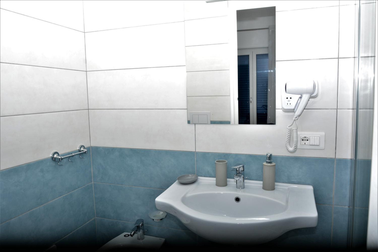 Bathroom 2, Seaway Accommodation " Private Parking ", Vibo Valentia