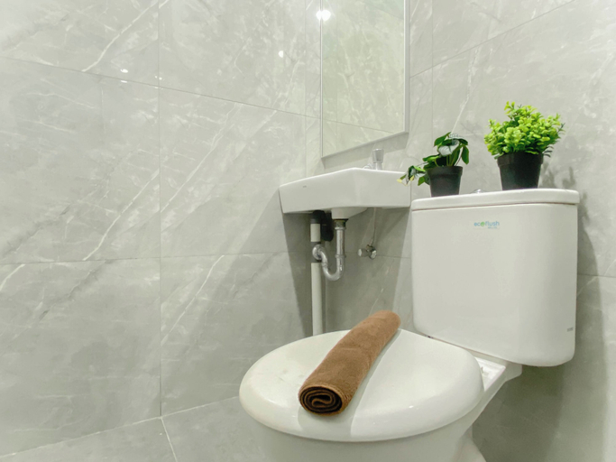 Bathroom 5, Modern Japandi Studio At Sayana Bekasi Apartment, Bekasi