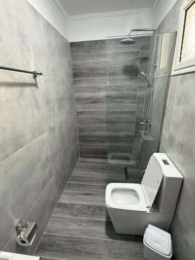 Bathroom 4, Full Moon Apartments, Sarandës