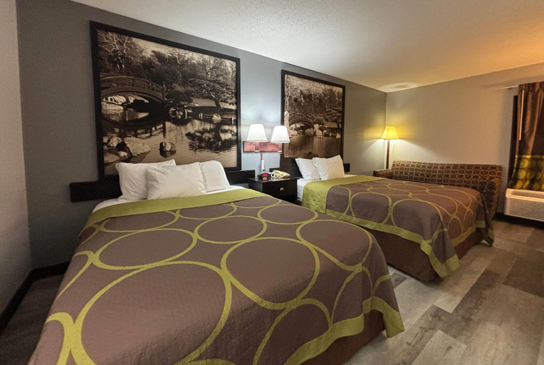 Bedroom 3, Super 8 by Wyndham Chenoa, McLean