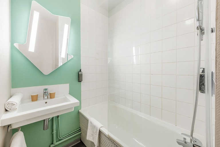 Bathroom 3, Ibis budget Bourgoin Jallieu Centre, Isère