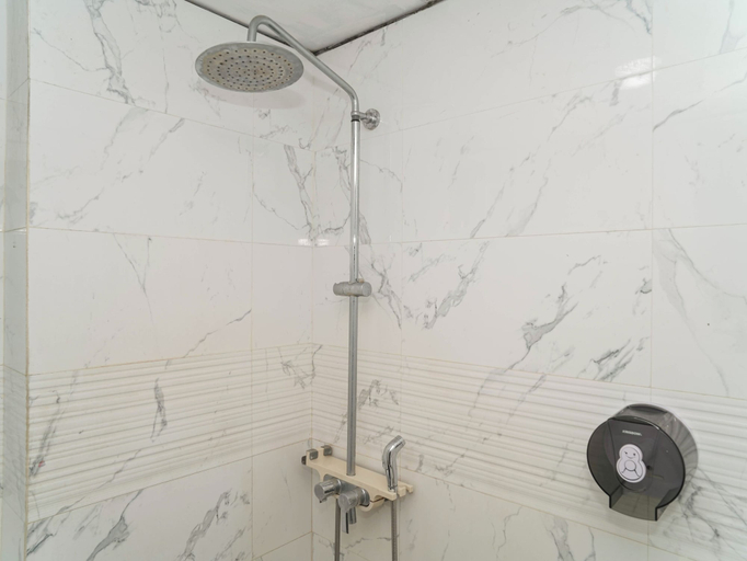 Bathroom 2, Pleasant 2Br For 4 Pax At Mediterania Palace Residence, Jakarta Pusat