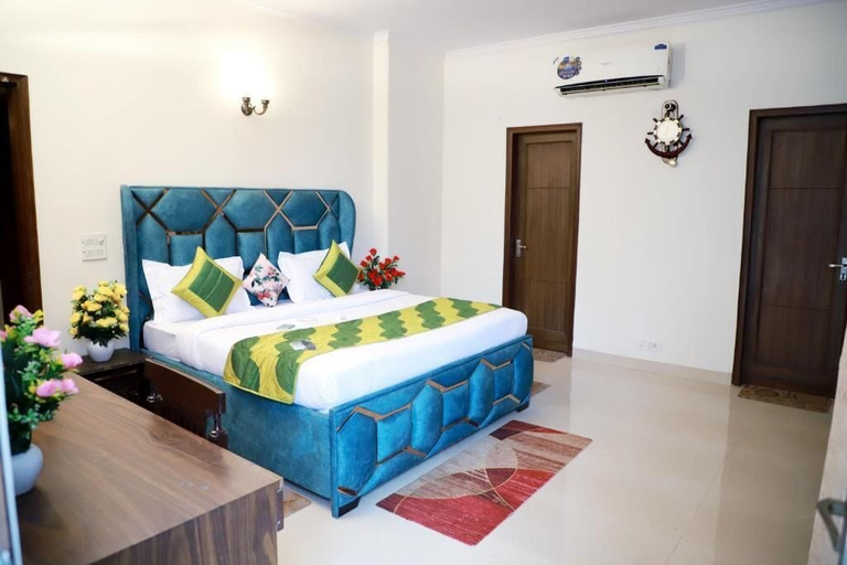 Room 4, Fortune Home Service Apartment E-28 1A, Delhi