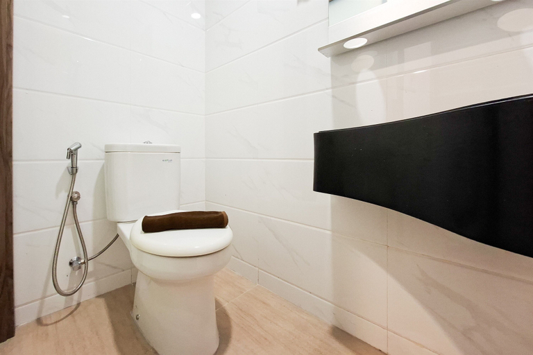 Bathroom 3, Comfortable Stay In Simple Studio At Apartment Sky House Bsd, South Tangerang