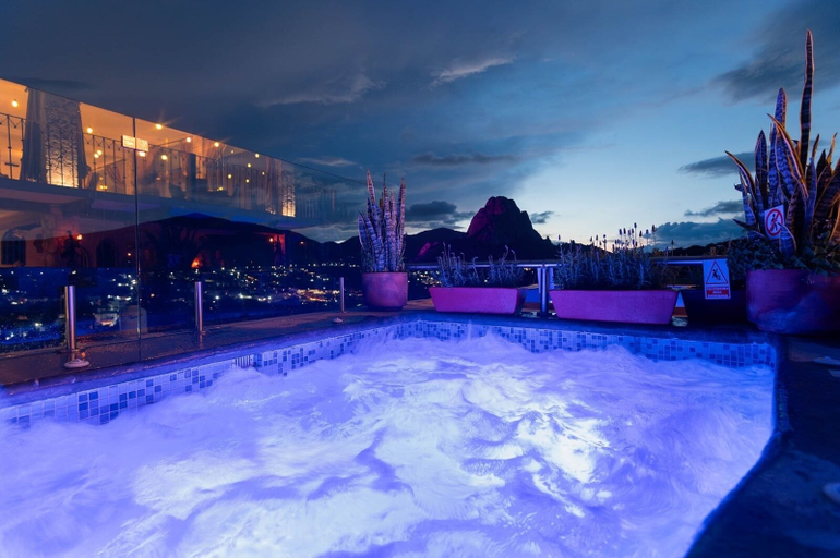 Outdoor spa tub, Villa Peñasco, Ezequiel Montes