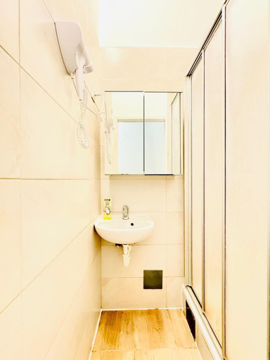 Bathroom 4, Bright 4BR Apt for 8 Near FAC Platz, Wien