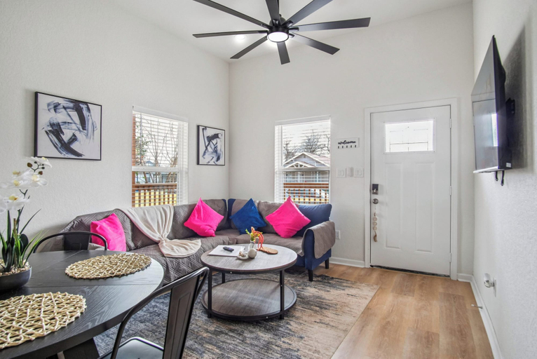 Living room 3, Sleek 3 Bedroom /2 Bath Just 5 Minutes to Downtown, Bexar