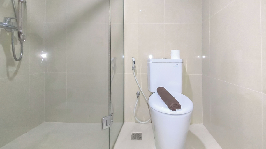 Bathroom 3, Elegant And Cozy 2Br At Grand Sungkono Lagoon Apartment, Surabaya