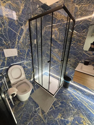 Bathroom 5, Milano underground, Milano