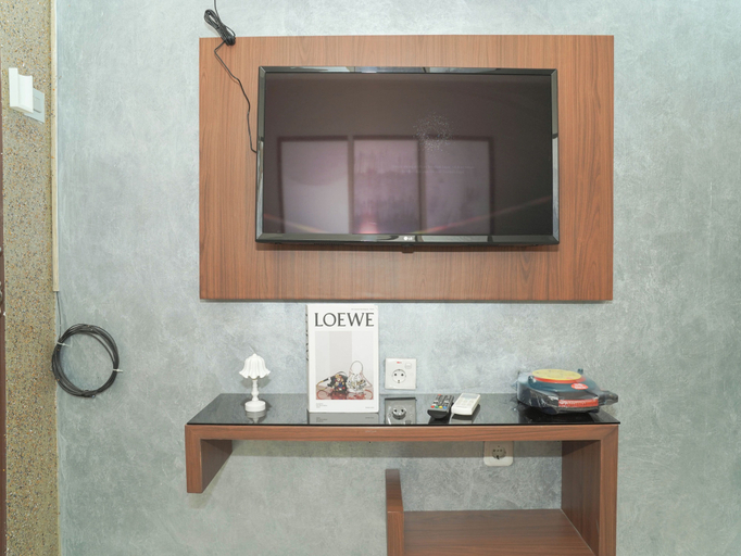 Television, Cozy 2Br At Apartment De Paradiso Pluit, North Jakarta