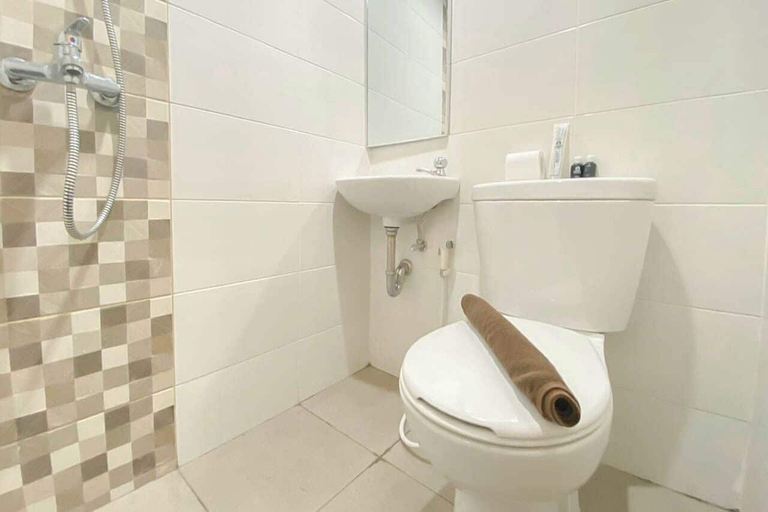 Bathroom 2, Compact Studio With City View At The Alton Apartment, Semarang