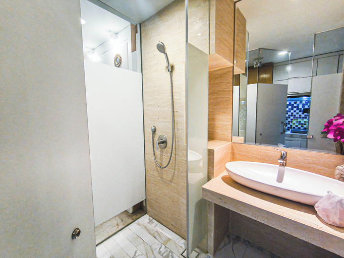 Bathroom 4, Modern Style Studio At Art Deco Apartment, Bandung