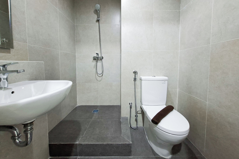 Bathroom 5, Stunning And Homey Studio Apartment The Ayoma, Tangerang Selatan