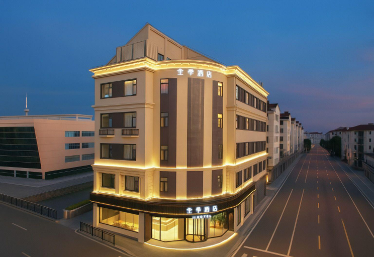 Exterior & Views