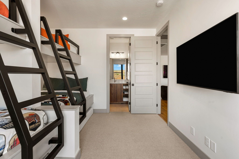 Room 5, Ever-changing Sky 7 Bedroom Home, Washington