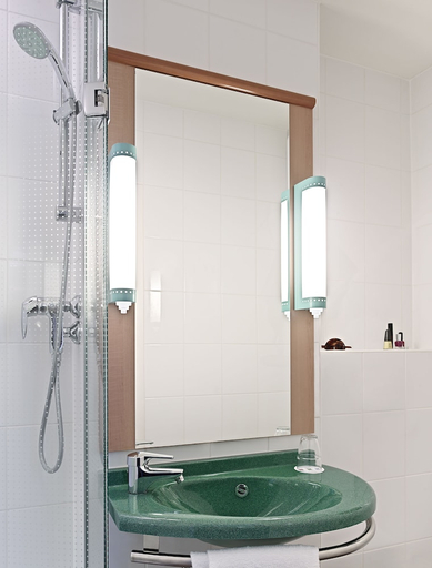 Bathroom, ibis Augsburg Hauptbahnhof, Augsburg