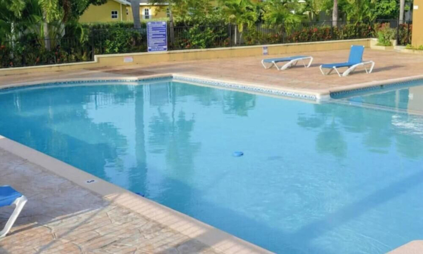 Room 3, 3 Bedrm Villa Draxhall Pool Access Gym Gated
