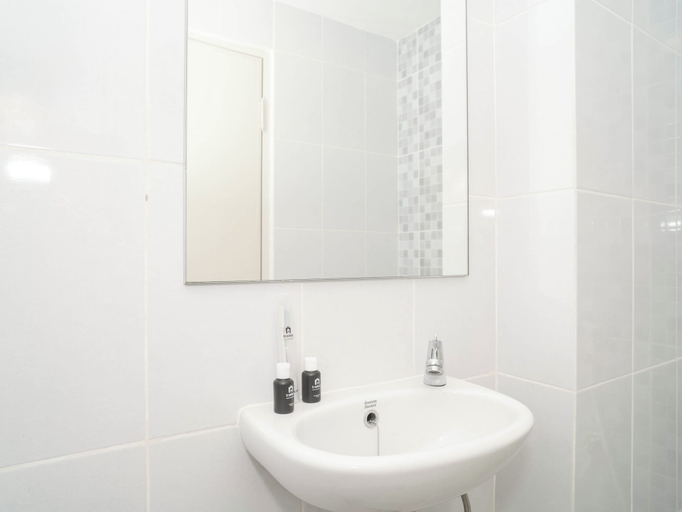 Bathroom 4, Nice Comfort Studio At Tokyo Riverside Pik 2 Apartment, Tangerang