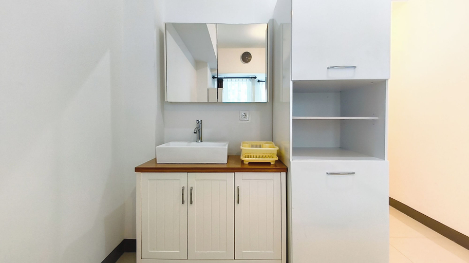 Private kitchen 3, Nice And Restful Studio At Benson Supermall Mansion Apartment, Surabaya