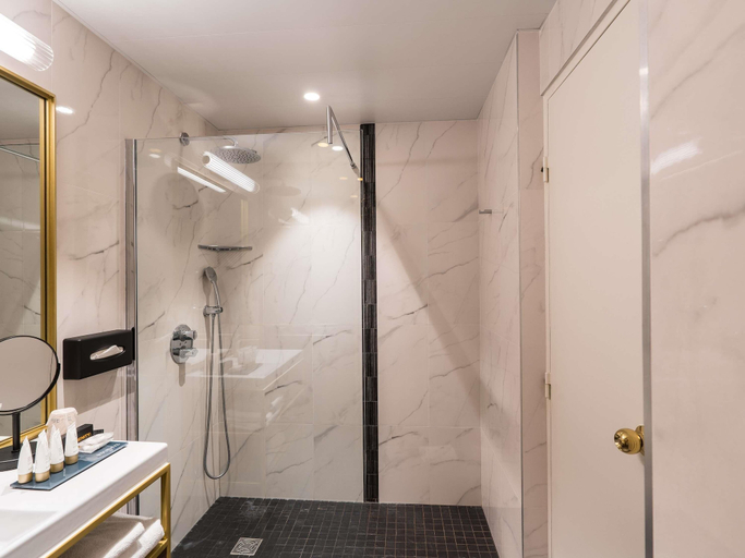 Bathroom 4, Aigle Noir Hotel Fontainebleau - MGallery Collection, Seine-et-Marne