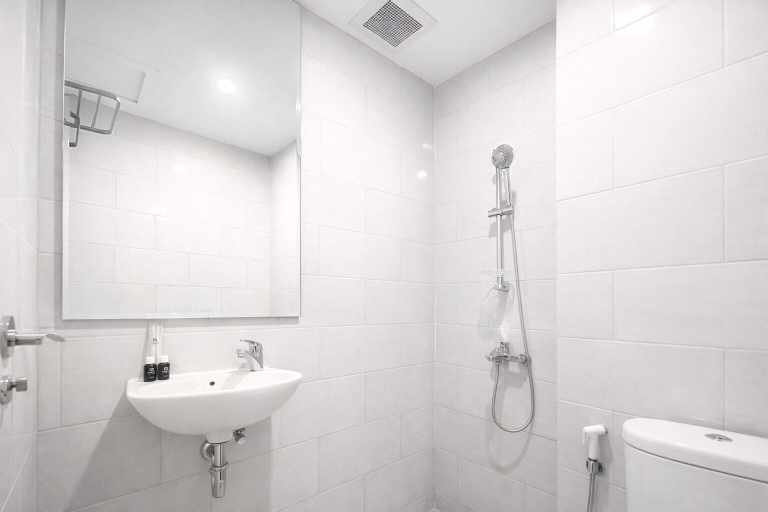 Bathroom 2, Magnificent Studio With Mall Access At Benson Supermall Mansion Apartment, Surabaya