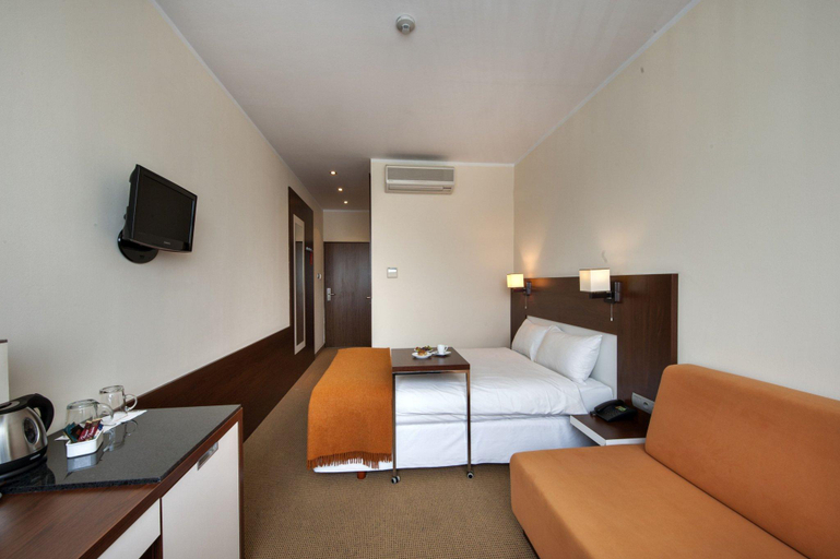 Bedroom 2, Hotel DeSilva Inn Katowice Airport, Lubliniec