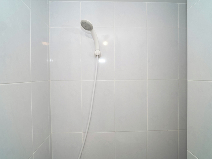 Bathroom 2, Compact And Contemporary Studio Apartment Tokyo Riverside Pik 2, Tangerang