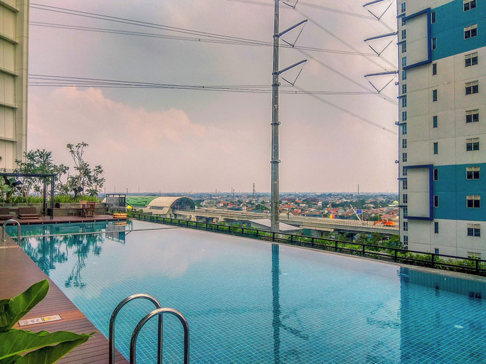 Pool, Urban Look Studio Apartment At Lrt City Bekasi, Bekasi