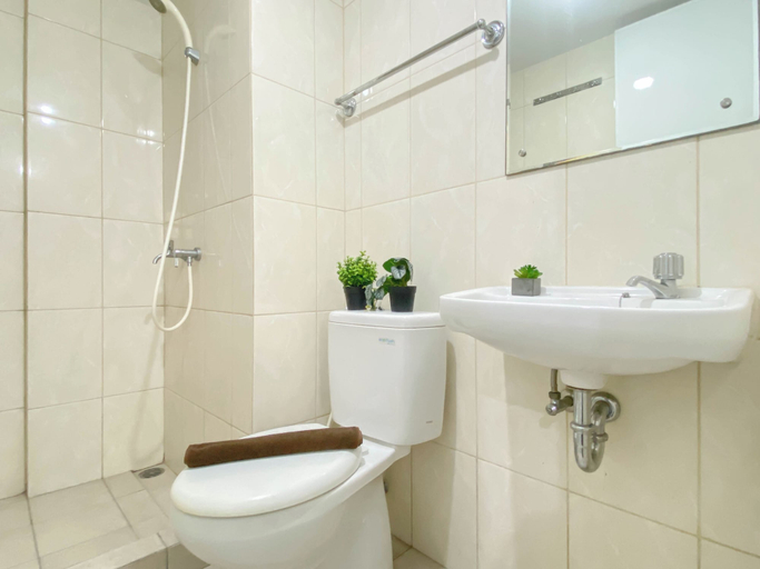 Bathroom 3, Comfort And Strategic 2Br At Springlake Summarecon Bekasi Apartment, Bekasi