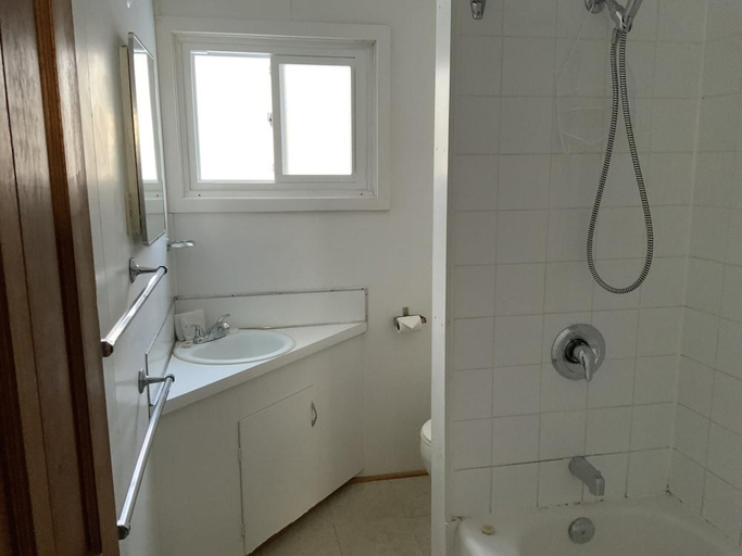 Bathroom, Tally Ho Inn, Muskoka