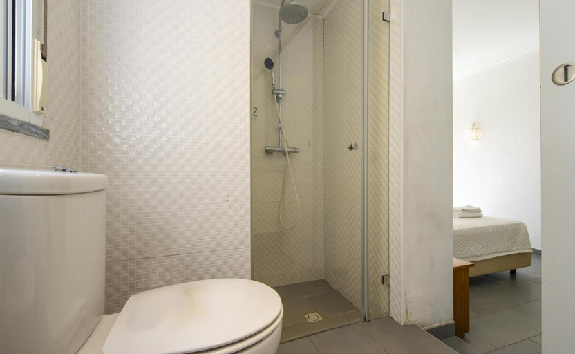 Bathroom 3, C12 - Sunshine Apartment in Luz, Lagos