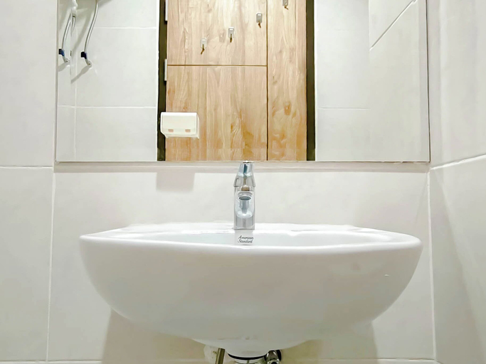 Bathroom 3, Blue Accent Studio At Delft Ciputra Makassar Apartment, Makassar