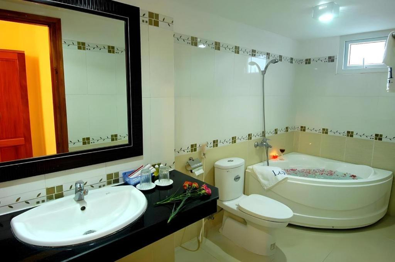 Bathroom, Legend Hotel Danang, Da Nang