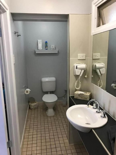 Bathroom 3, Gin Gin central motel, Kolan