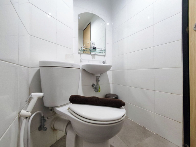 Bathroom 2, Modern Look Studio At The Alton Apartment, Semarang