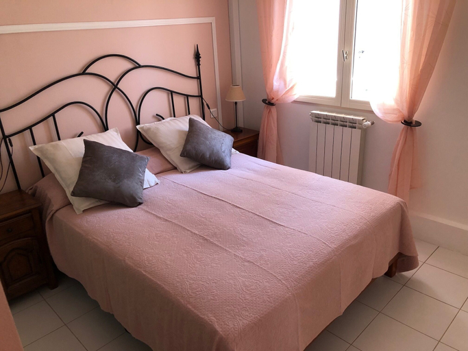 Bedroom 5, Ekin Ô reV, Var