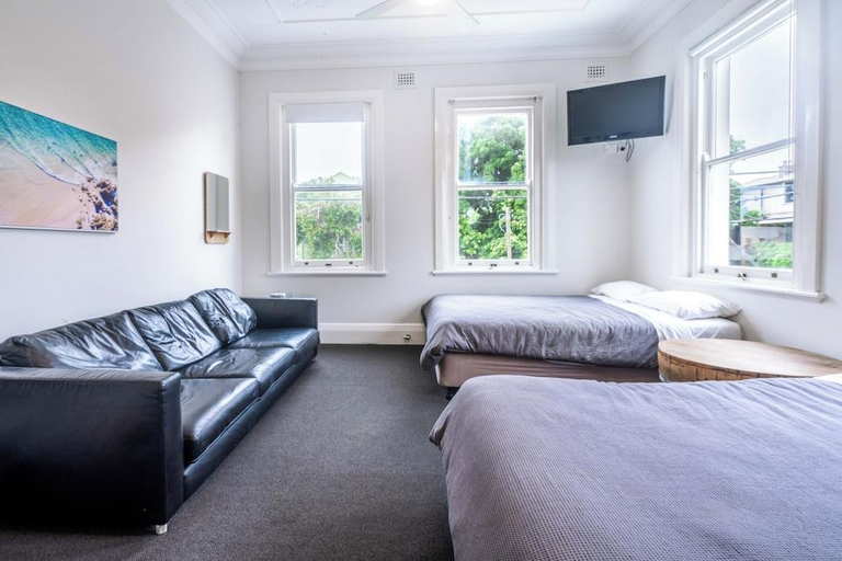 Bedroom 2, The Oriental Hotel, Newcastle - Inner City
