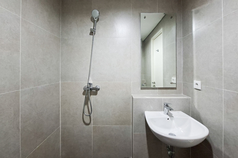Bathroom 2, Tranquil And Chic 1Br At The Ayoma Apartment, Tangerang Selatan