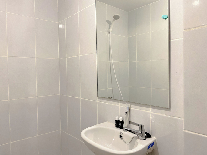 Bathroom 3, Comfy And Good Deal Studio Tokyo Riverside Pik 2 Apartment, Tangerang