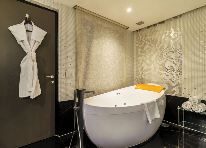Bathroom 5, Le Meridien Surat, Surat