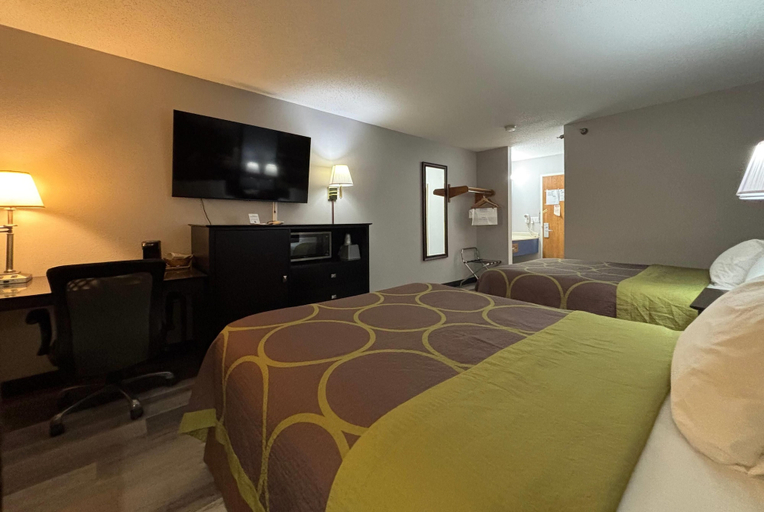 Bedroom 3, Super 8 by Wyndham Chenoa, McLean