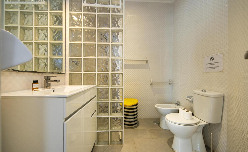 Bathroom 3, C12 - Sunshine Apartment in Luz, Lagos
