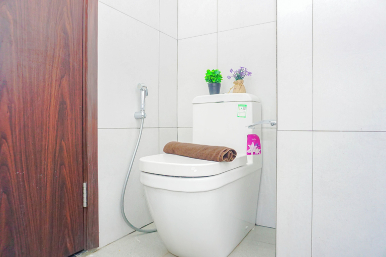 Bathroom 3, Relaxing Stay Studio At Apartment Lrt City Bekasi, Bekasi
